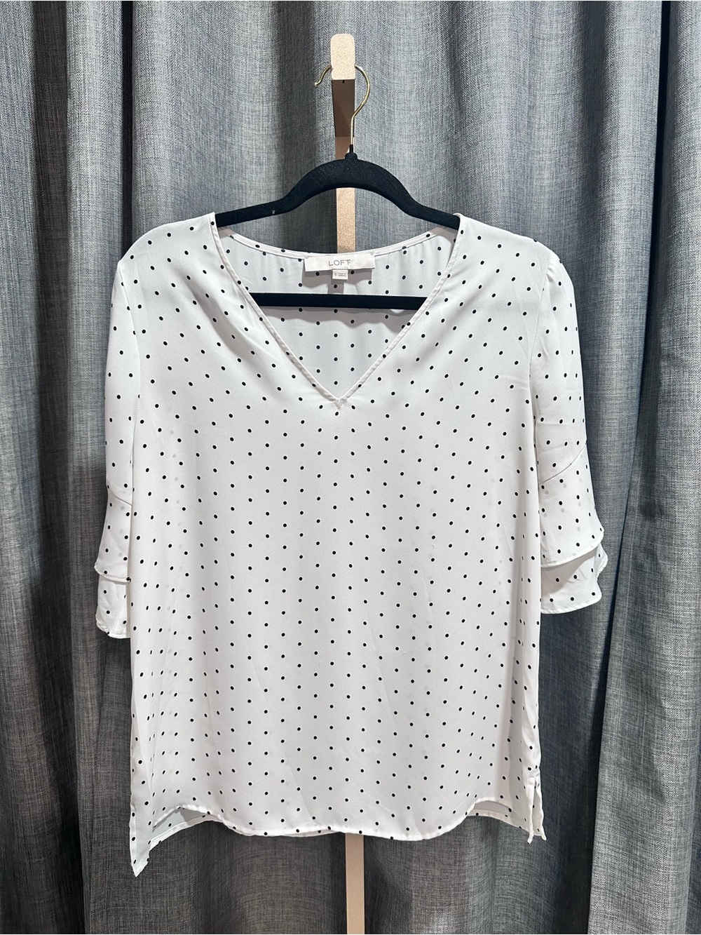 ❤️❤️LOFT White V-Neck Polka Dot Blouse. NEVER WORN